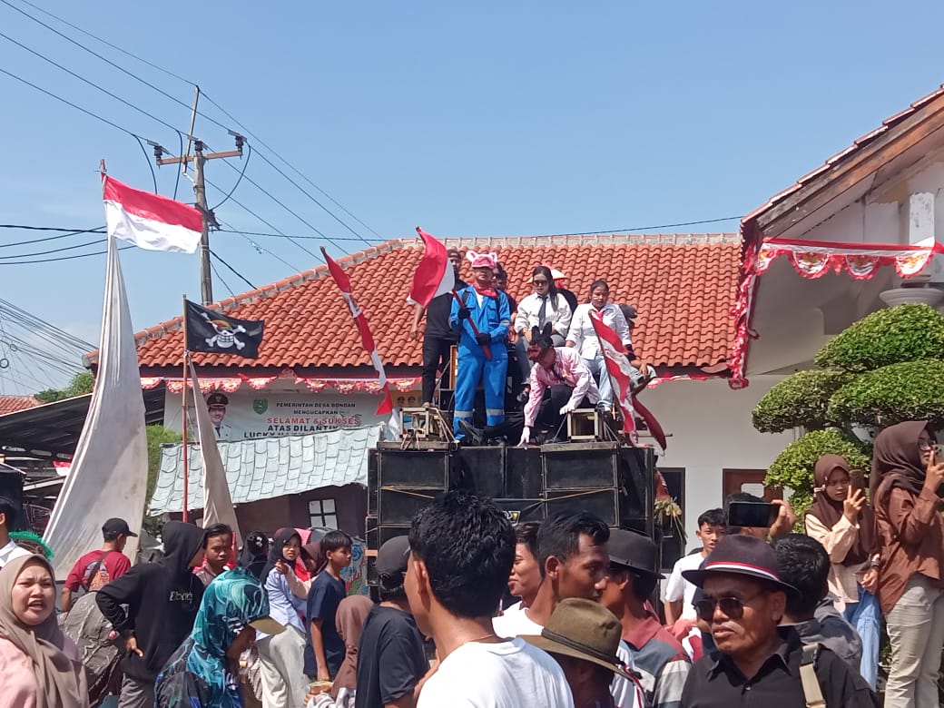 PEMDES DAN WARGA DESA BONDAN MENYELENGGARAKAN CARNAVAL DALAM RANGKA MEMPERINGATI HUT RI YANG 